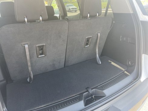 Used 2023 GMC Acadia SLE image 5