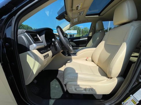 Used 2019 Toyota Highlander XLE w/ Phone Cable & Charge Package image 15
