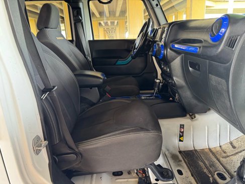 Used 2015 Jeep Wrangler Unlimited Sahara w/ Connectivity Group image 24