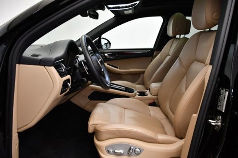 Certified 2023 Porsche Macan image 5