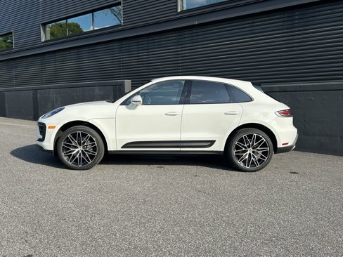 Certified 2025 Porsche Macan image 2