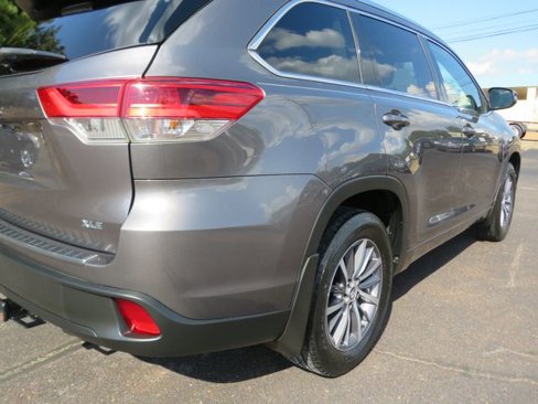 Used 2017 Toyota Highlander XLE image 14