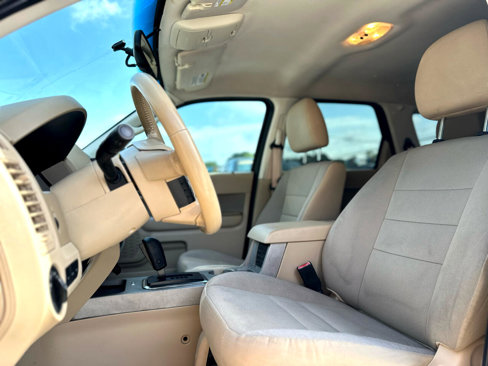 Used 2011 Ford Escape XLT w/ Cargo Pkg image 9