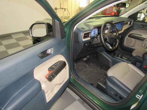 Used 2025 Ford Maverick Lariat image 12
