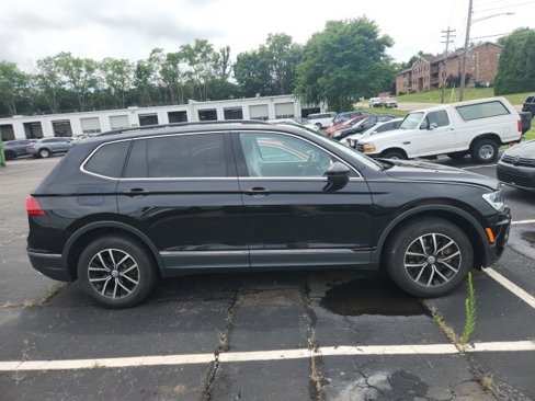 Used 2021 Volkswagen Tiguan SE w/ Panoramic Sunroof Package image 3