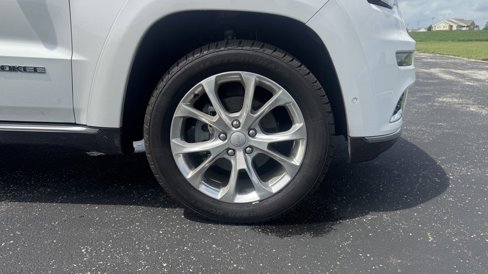 Used 2018 Jeep Cherokee Latitude Plus w/ Cold Weather Group image 35