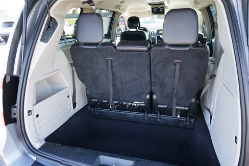Used 2015 Chrysler Town & Country Touring image 27