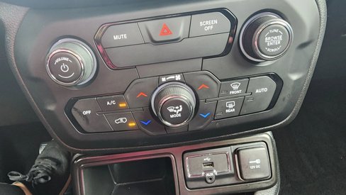 Used 2018 Jeep Renegade Latitude image 23