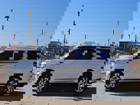 Used 2022 GMC Yukon SLT w/ SLT Luxury Package image 2