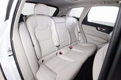 Used 2018 Volvo XC60 T5 Momentum w/ Vision Package image 27