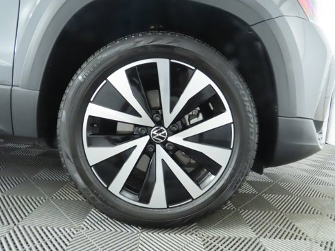 Certified 2022 Volkswagen Taos SE image 34