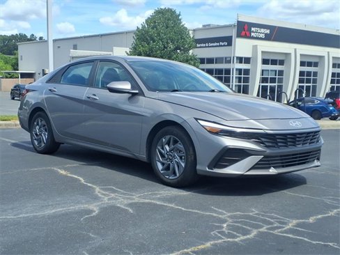 Used 2024 Hyundai Elantra SEL image 3