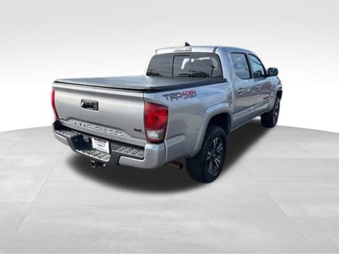 Used 2017 Toyota Tacoma SR image 9