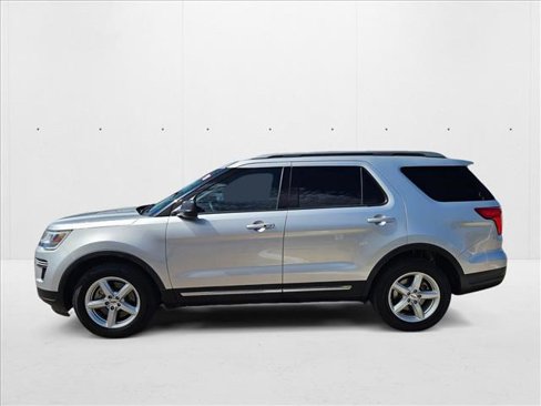 Used 2018 Ford Explorer XLT image 9