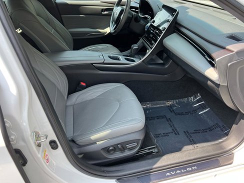 Used 2019 Toyota Avalon Limited image 14