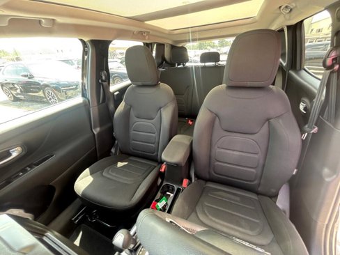 Used 2021 Jeep Renegade Latitude w/ Sun & Sound Group image 21