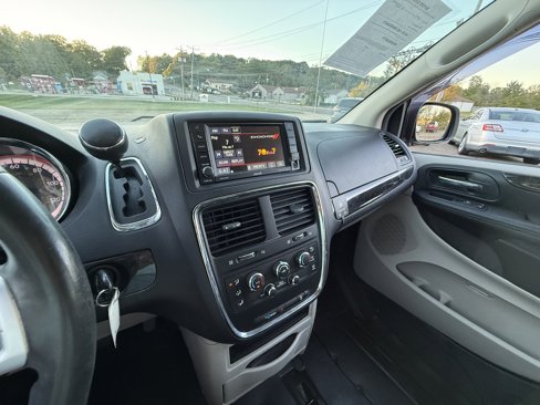 Used 2015 Dodge Grand Caravan SXT w/ UConnect Hands-Free Group image 17