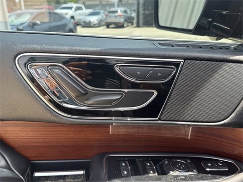 Used 2018 Lincoln Navigator Select image 12