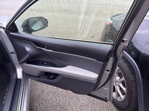 Used 2018 Toyota Camry LE image 12
