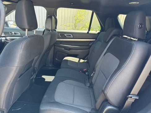 Used 2019 Ford Explorer XLT image 11