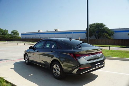 New 2025 Hyundai Elantra SE image 5