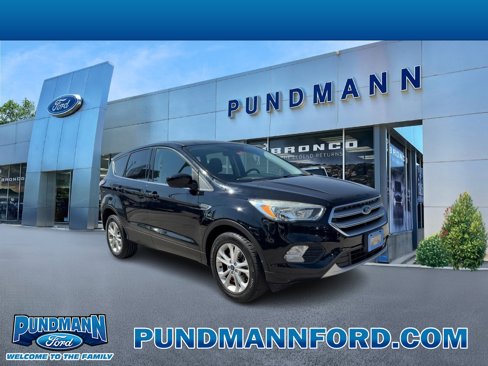 Used 2017 Ford Escape SE w/ SE Cold Weather Package image 1
