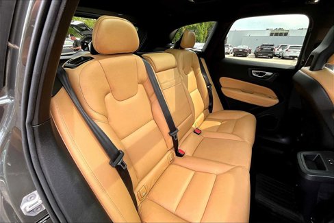 Used 2019 Volvo XC60 T5 Momentum w/ Multimedia Package image 18
