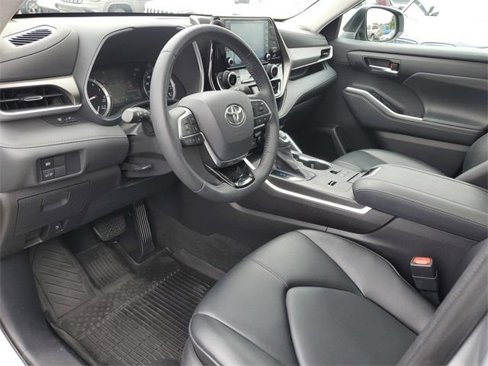 Used 2021 Toyota Highlander XLE image 21