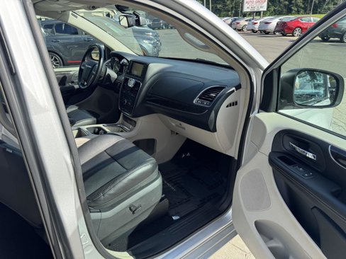 Used 2011 Chrysler Town & Country Limited image 17