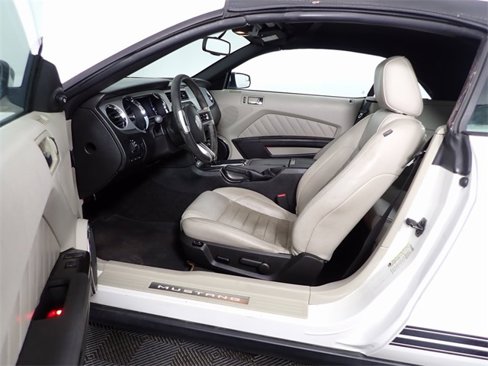 Used 2011 Ford Mustang Premium w/ 202A Rapid Spec Order Code image 17
