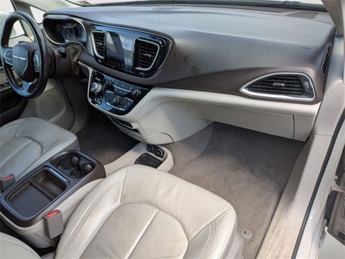 Used 2017 Chrysler Pacifica Touring-L image 34
