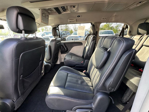 Used 2014 Chrysler Town & Country Touring-L w/ Driver Convenience Group image 13