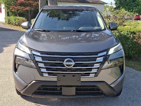 Used 2024 Nissan Rogue SV image 2