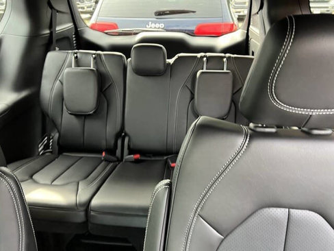 New 2025 Chrysler Pacifica Select image 4