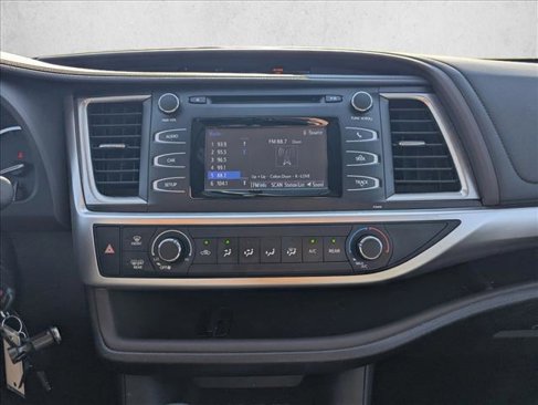 Used 2015 Toyota Highlander LE image 12