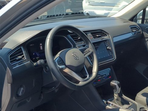Used 2022 Volkswagen Tiguan SE w/ Panoramic Sunroof Package image 2
