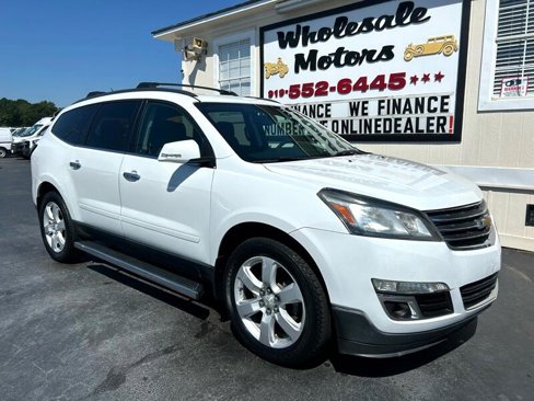 Used 2016 Chevrolet Traverse LT w/ Style and Technology Package image 2