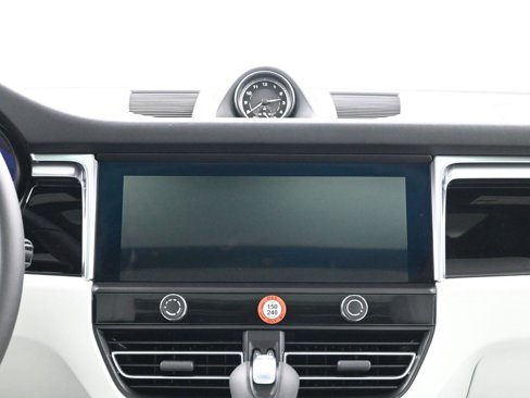 Certified 2025 Porsche Macan image 11