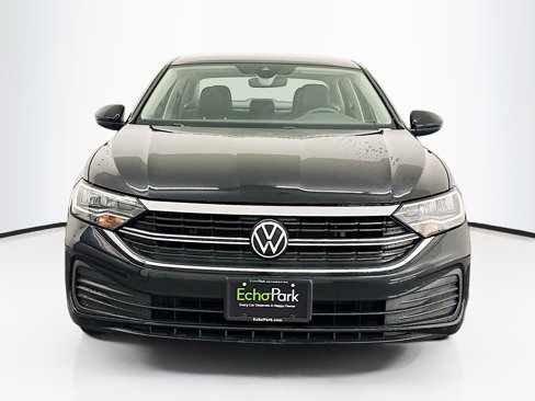 Used 2024 Volkswagen Jetta SE image 2