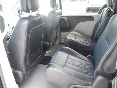 Used 2015 Chrysler Town & Country Touring image 16