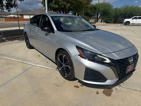 Used 2023 Nissan Altima 2.5 SR image 3