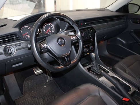 Used 2020 Volkswagen Passat 2.0T R-Line image 9