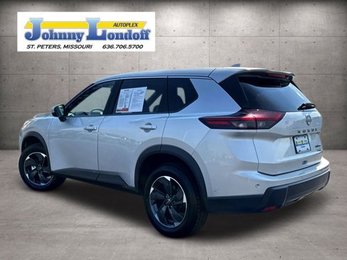 Used 2024 Nissan Rogue SV image 3
