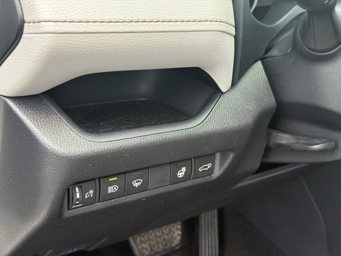 Used 2021 Toyota RAV4 XLE Premium image 16