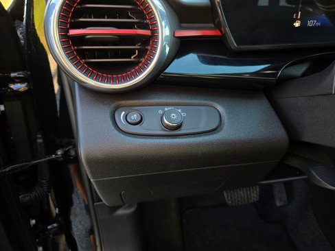 Used 2025 Chevrolet Trax RS w/ Sunroof Package image 12