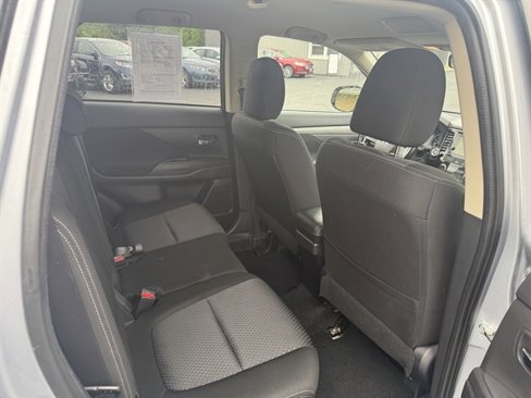 Used 2017 Mitsubishi Outlander SE image 27