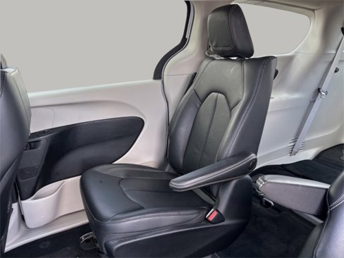 Used 2022 Chrysler Pacifica Touring-L image 19