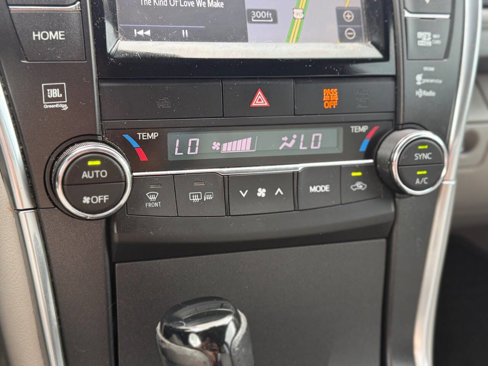 Used 2015 Toyota Camry XLE w/ Moonroof Package image 16