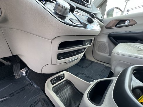 Used 2017 Chrysler Pacifica Touring-L Plus image 29