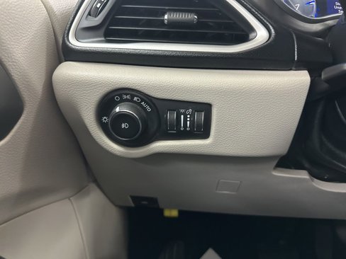 Used 2020 Chrysler Pacifica Touring-L image 34